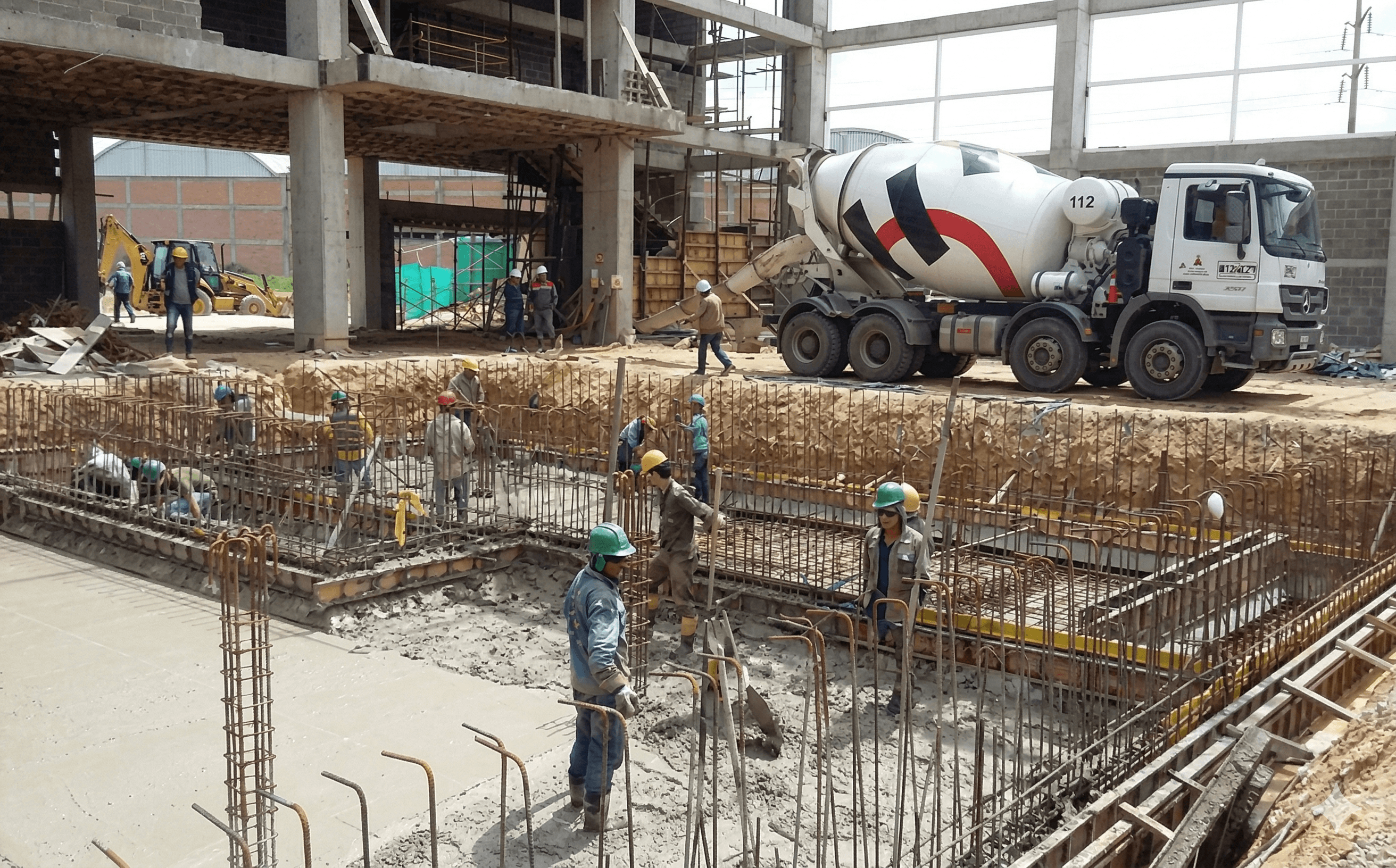 Ejecución de obra: vaciado de concreto y coordinación en sitio.